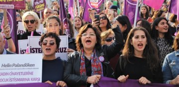 Zorakılıqla mübarizədə Türkiyə qadınları birləşdi - FOTO