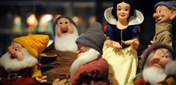 “Ağca və yeddi cırtdan” nağılının verdiyi anti-feminist mesajdan bezən ata nağılı yenidən yazıb