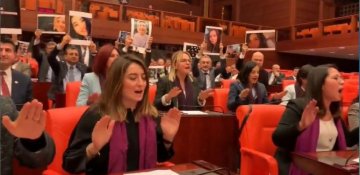 Türkiyəli qadın millət vəkillərindən Məclisdə “Las Tesis” protesti - VIDEO