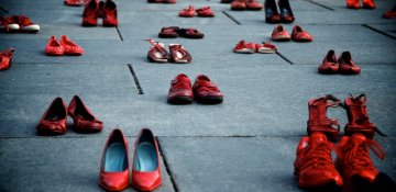 Qadın cinayətlərinə 'qırmızı ayaqqabı'larla  etiraz - FOTO/VIDEO