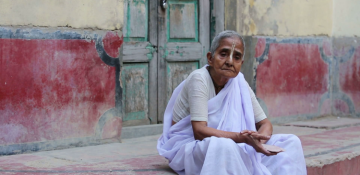 Hindistanda uşaqları, yaşlı qadınları evdən qovurlar