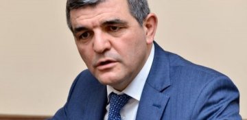 Fazil Mustafa yazır: Məktəbli forması və korrupsiya şorbası 