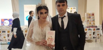 Gəncədə bəy və gəlin toy günü kitab sərgisinə gedib