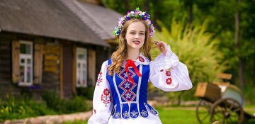 Avropa ölkələrindən olan insanlar öz folklor geyimlərində - FOTOLENT